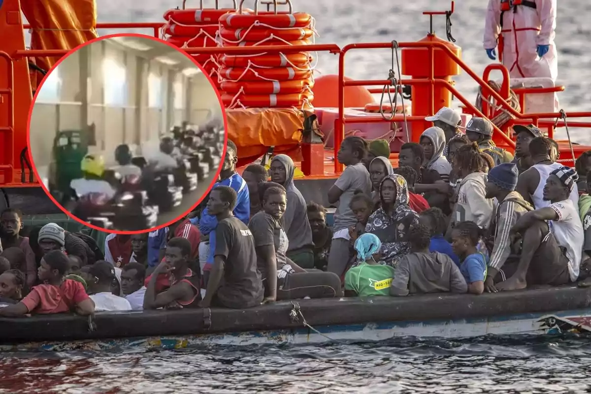 Un grupo numeroso de personas migrantes viaja en una embarcación sobre el mar, mientras un recuadro muestra una imagen borrosa de personas sentadas en fila dentro de un edificio