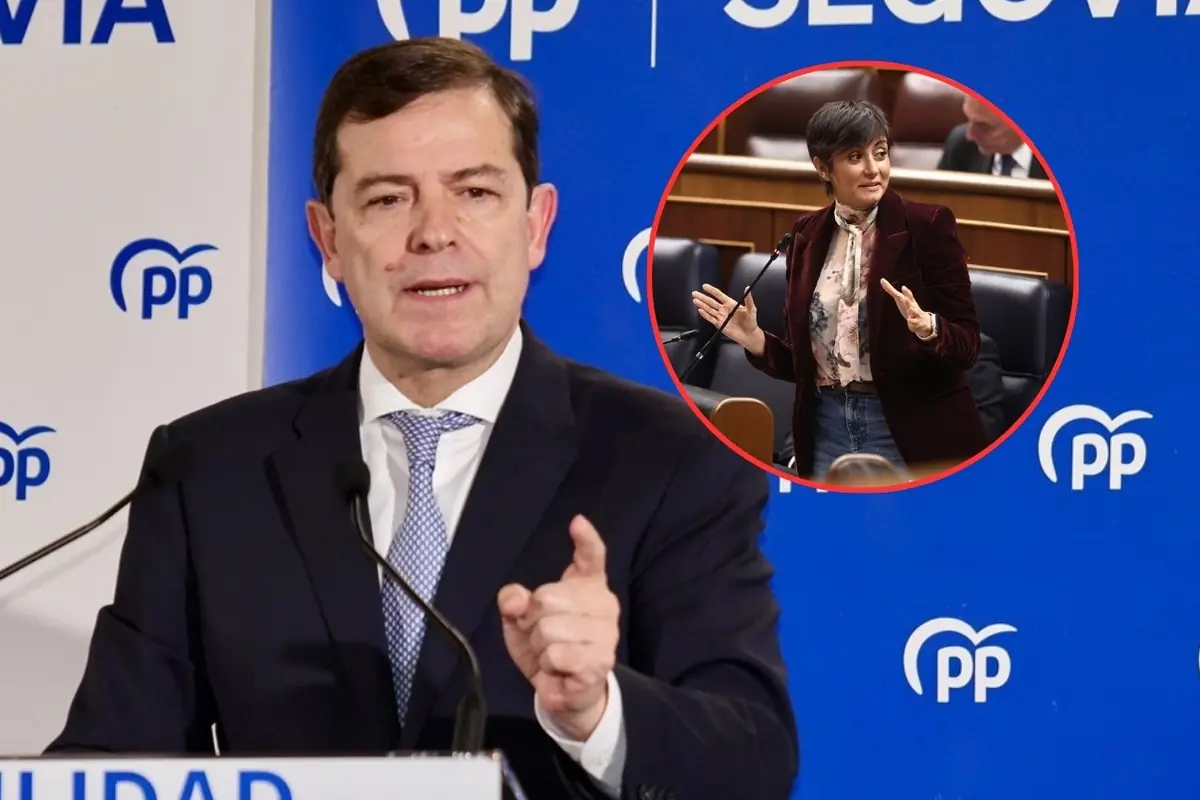Un hombre con traje habla en una rueda de prensa frente a un fondo azul con logotipos del PP mientras en un círculo aparece una mujer debatiendo en un parlamento