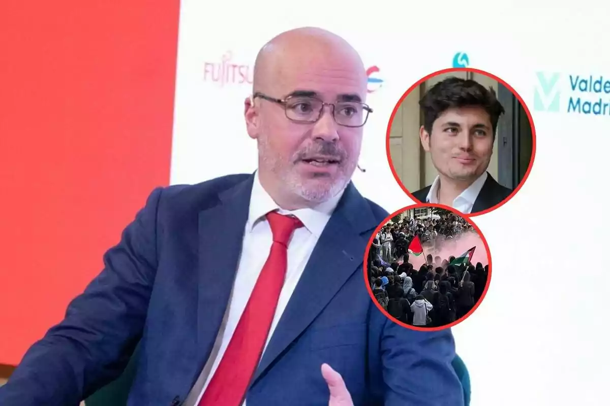 Hombre calvo con gafas y traje azul con corbata roja sentado frente a un fondo blanco y rojo, con dos círculos superpuestos a la derecha que muestran a un hombre joven y una manifestación con banderas y humo rosa.