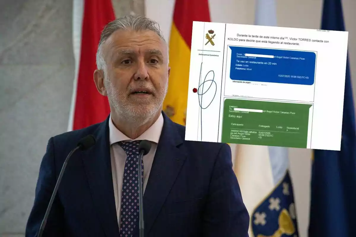 Un hombre de cabello canoso y barba, vestido con traje y corbata, habla frente a micrófonos con banderas de fondo y un documento con mensajes en la parte superior derecha de la imagen.