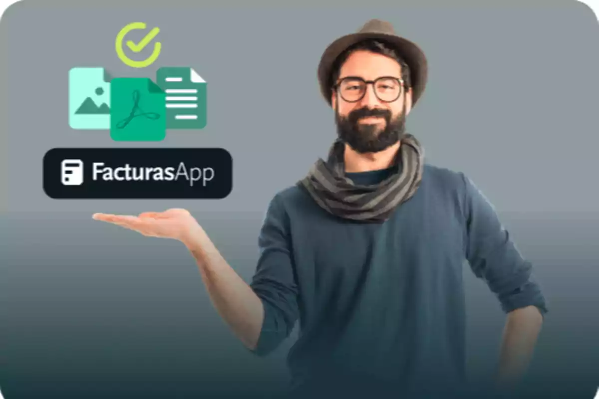 Hombre con barba y gafas sonríe mientras sostiene con una mano el logo de FacturasApp sobre un fondo gris