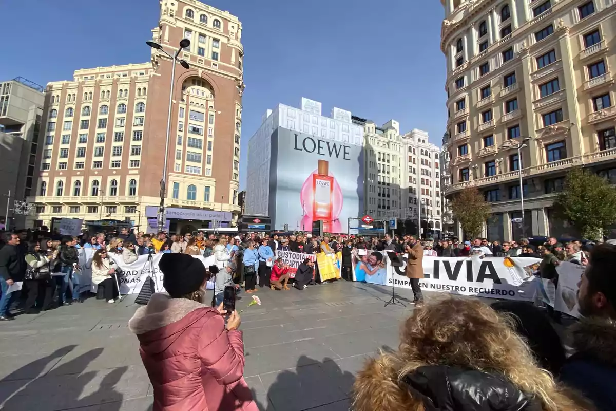 Una multitud de personas en callao rodeando al padre de Olivia, Eugenio, quien perdió a su hija a manos de su mujer