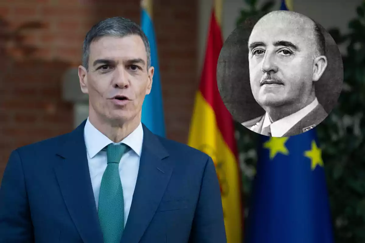 Hombre de traje azul y corbata verde hablando frente a banderas con un retrato en blanco y negro de otra persona superpuesto en la esquina superior derecha