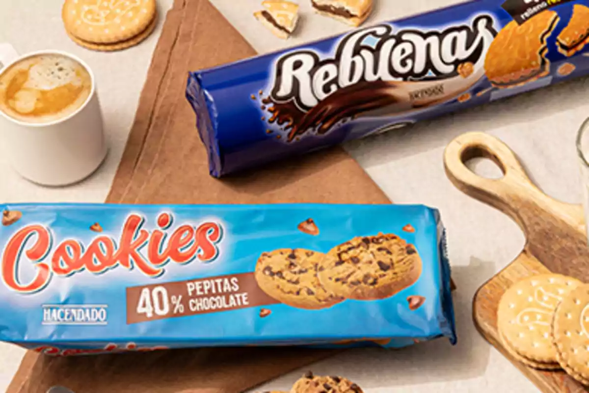 Galletas surtidas sobre una mesa junto a un vaso de leche y un café Galletas surtidas sobre una mesa junto a un vaso de leche y un café