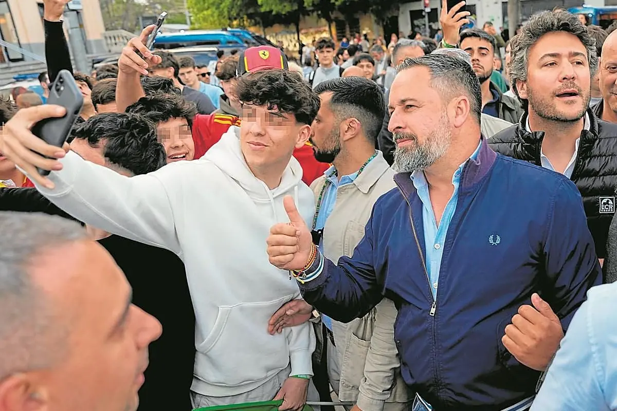 Jóvenes rodeando a Santiago Abascal pidiéndole fotos