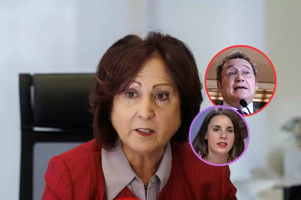 Mujer de cabello corto y oscuro con saco rojo sentada en una oficina, en la esquina superior derecha aparecen dos personas en círculos, un hombre con gafas y una mujer de cabello lacio y oscuro