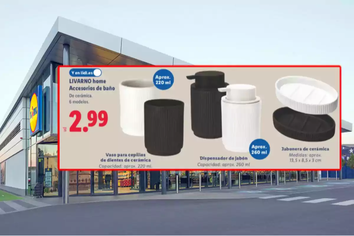 Fachada de una tienda Lidl con un anuncio de accesorios de baño de cerámica en colores blanco y negro que incluye vaso para cepillos, dispensador de jabón y jabonera, todos con precio de 2.99 euros