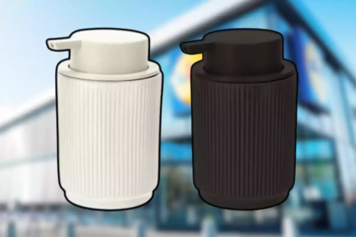 Dos dispensadores de jabón, uno blanco y uno negro, con diseño acanalado y fondo de una tienda desenfocada.
