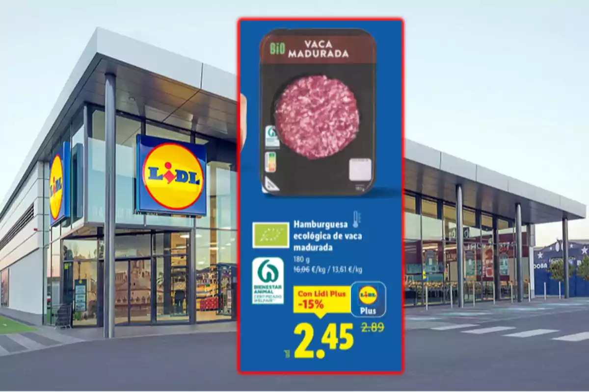 Fachada de supermercado Lidl con una promoción de hamburguesa ecológica de vaca madurada a 2,45 euros destacada en el centro de la imagen Fachada de supermercado Lidl con una promoción de hamburguesa ecológica de vaca madurada a 2,45 euros destacada en el centro de la imagen