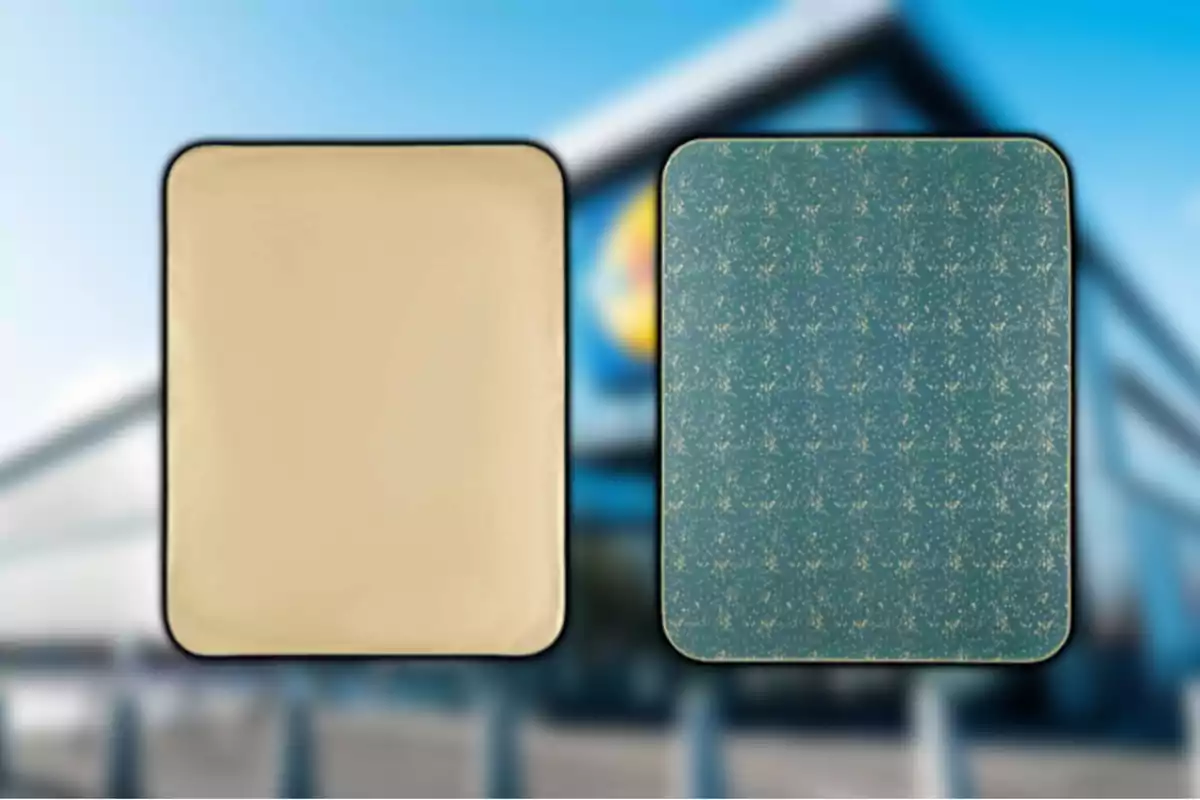 Dos tapetes rectangulares uno beige y otro azul con puntos amarillos sobre un fondo desenfocado de un edificio moderno