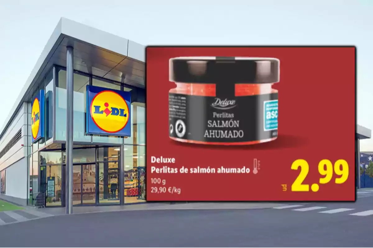 Fachada de supermercado Lidl con un cartel promocional de perlitas de salmón ahumado Deluxe a 2,99 euros