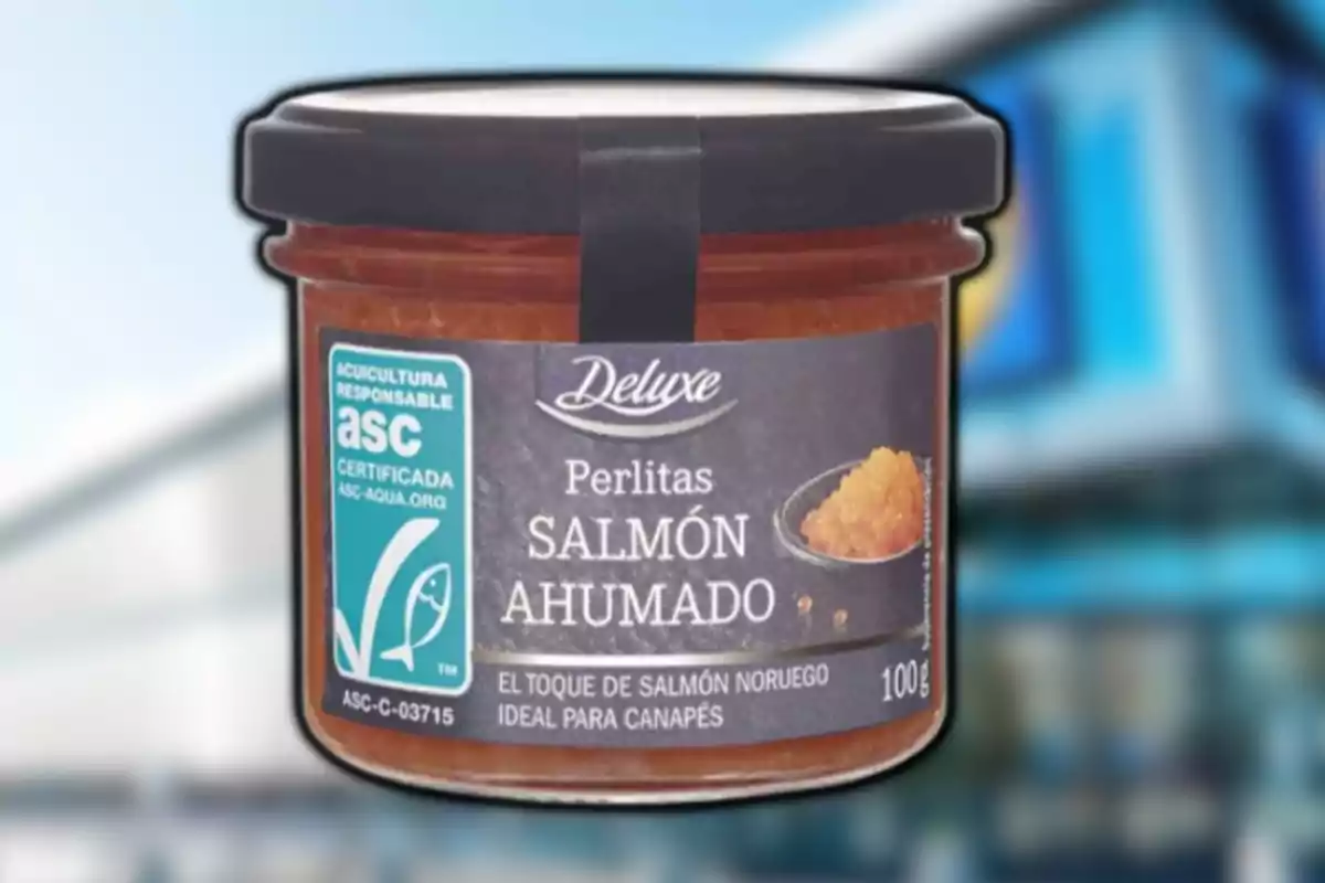 Frasco de perlitas de salmón ahumado de la marca Deluxe con etiqueta de certificación de acuicultura responsable