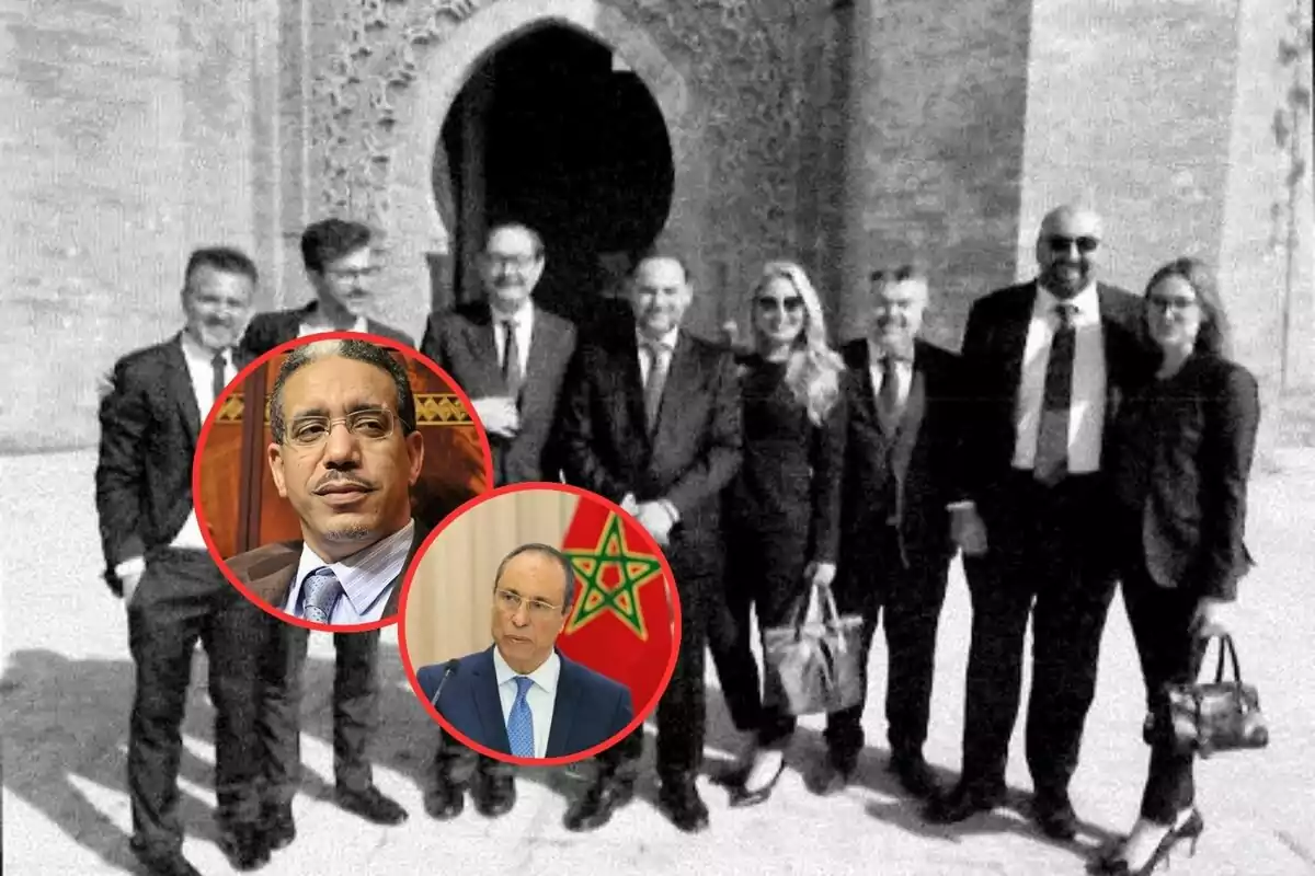 Grupo de personas vestidas de traje posando frente a una estructura arquitectónica, con dos retratos circulares de hombres superpuestos en la imagen