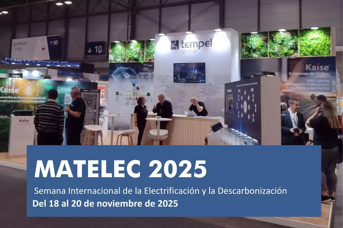 Personas conversando y atendiendo en stands de una feria tecnológica con un cartel que anuncia Matelec 2025 Semana Internacional de la Electrificación y la Descarbonización del 18 al 20 de noviembre de 2025