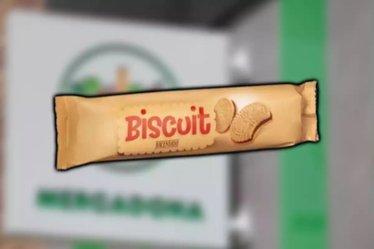 Galletas en un paquete beige con la palabra Biscuit en letras rojas y dos galletas ilustradas al lado Galletas en un paquete beige con la palabra Biscuit en letras rojas y dos galletas ilustradas al lado