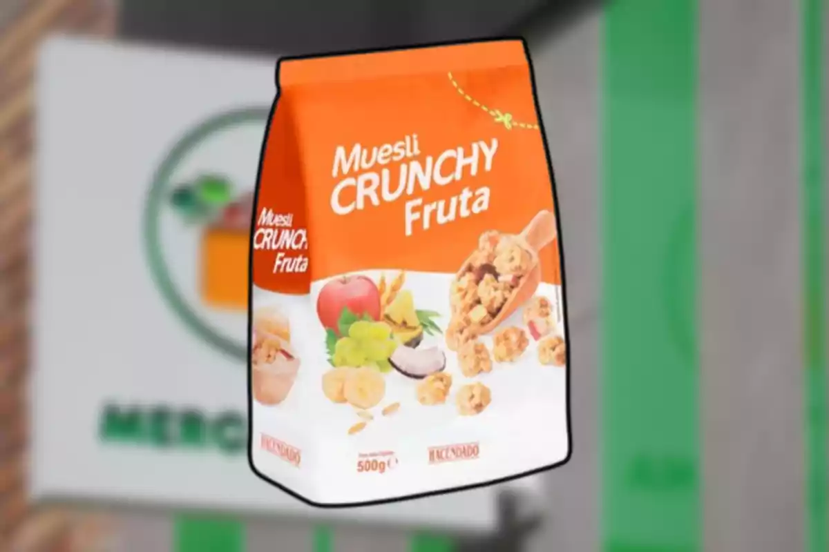 Bolsa de muesli crunchy con fruta de la marca Hacendado sobre un fondo desenfocado de supermercado Bolsa de muesli crunchy con fruta de la marca Hacendado sobre un fondo desenfocado de supermercado