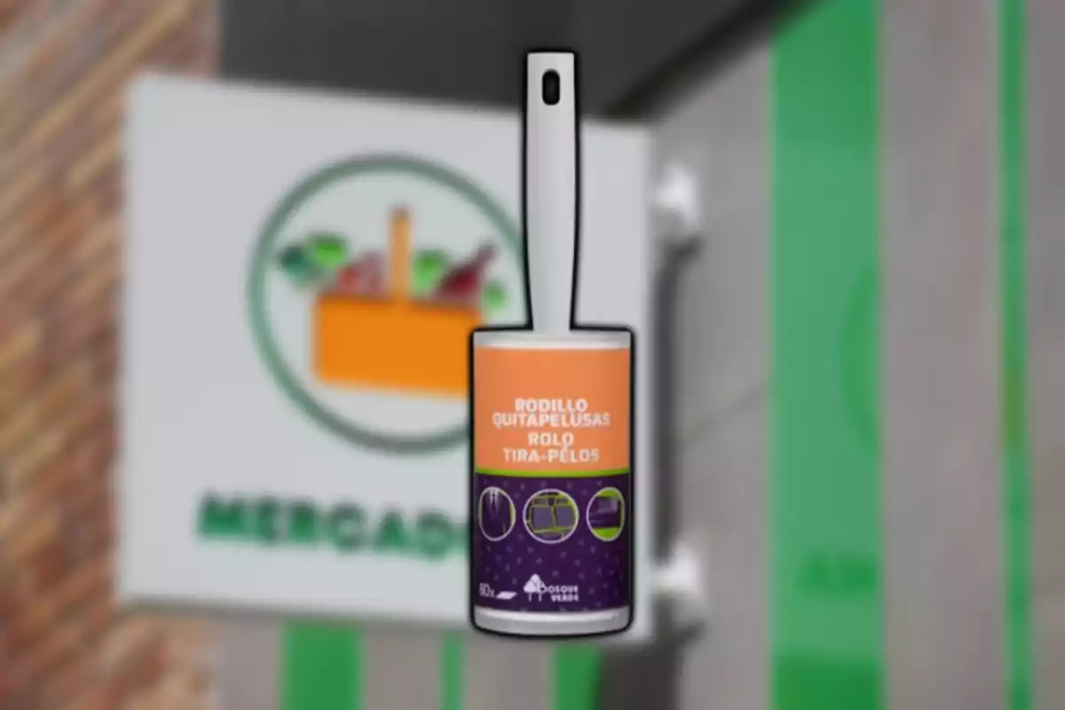 Rodillo quitapelusas con mango blanco y etiqueta naranja y morada frente a un letrero borroso de supermercado