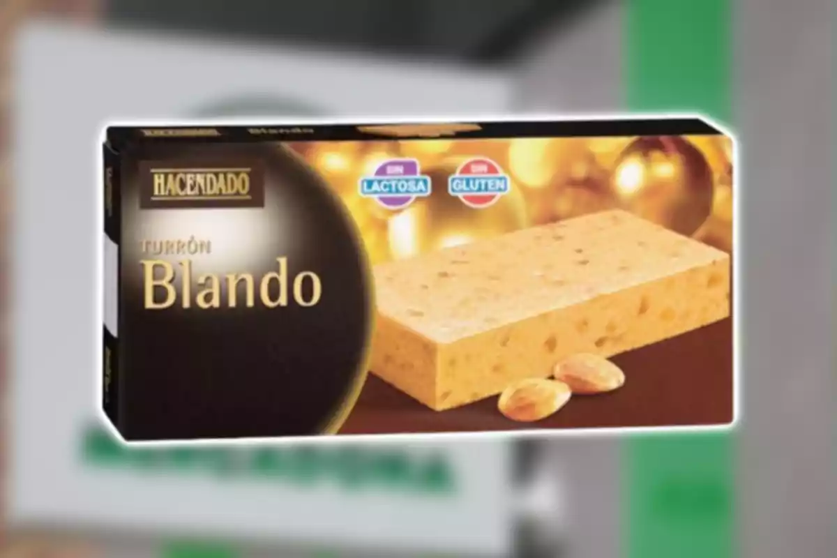 Caja de turrón blando de la marca Hacendado con almendras y etiquetas que indican que no contiene lactosa ni gluten