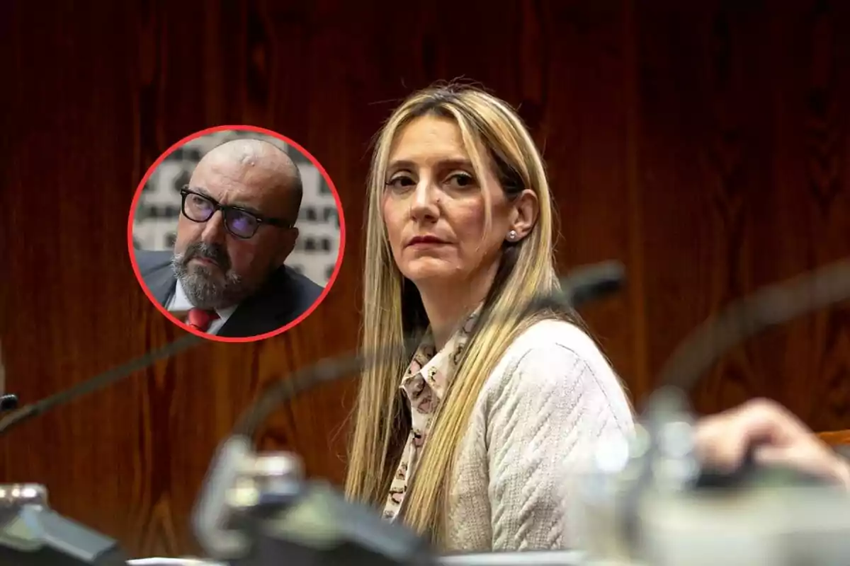 Mujer de cabello rubio sentada en una sala con fondo de madera y un recuadro con la imagen de un hombre con barba y gafas en la esquina izquierda