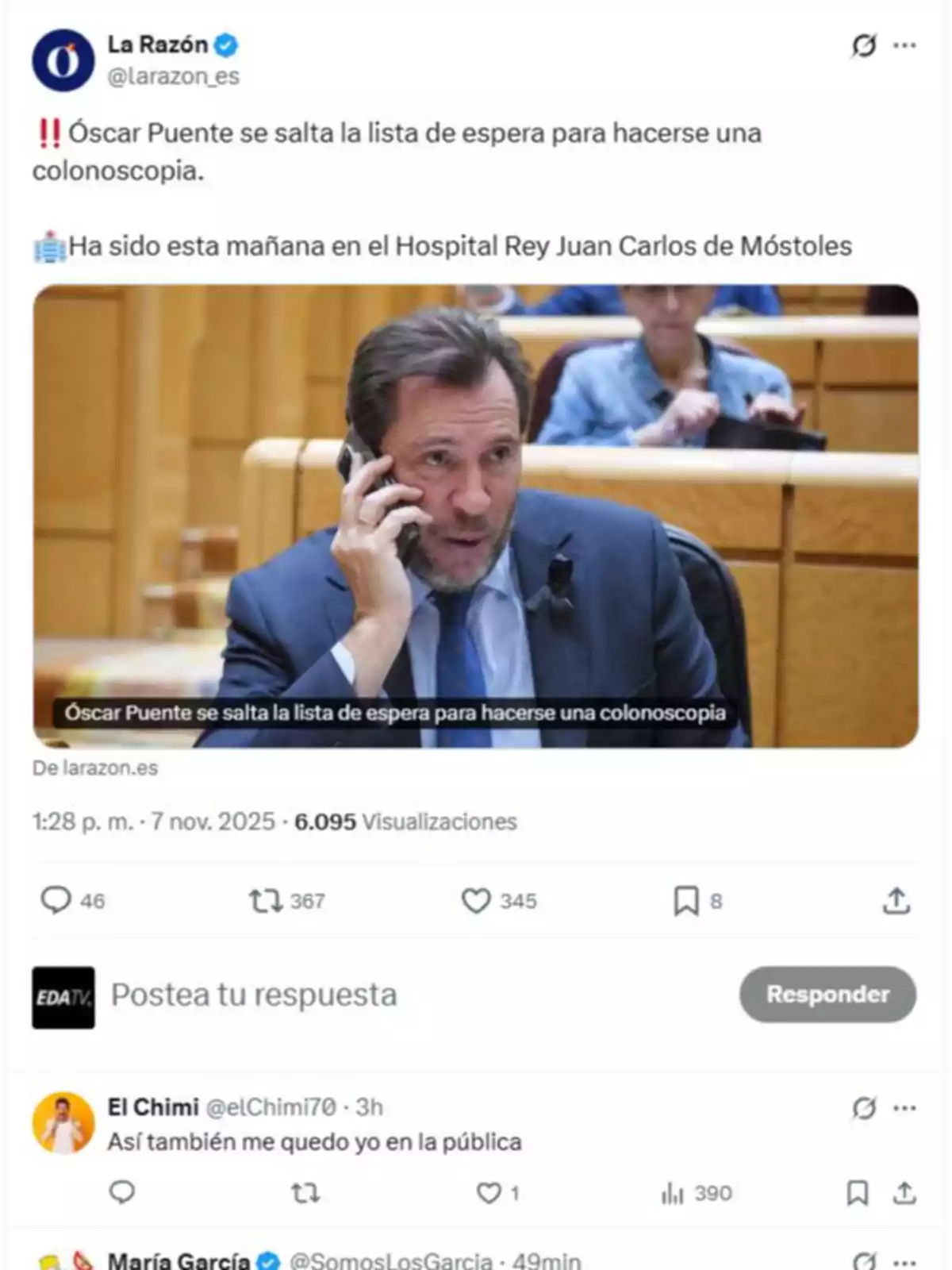 Publicación de La Razón en X donde se informa que Óscar Puente se saltó la lista de espera para hacerse una colonoscopia en el Hospital Rey Juan Carlos de Móstoles, acompañada de una foto de Óscar Puente hablando por teléfono en lo que parece ser una sala parlamentaria