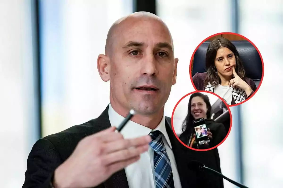 Un hombre calvo con traje y corbata habla frente a un micrófono mientras sostiene un bolígrafo, al fondo aparecen dos mujeres en círculos rojos, una pensativa y otra sonriendo mostrando la pantalla de un teléfono móvil.