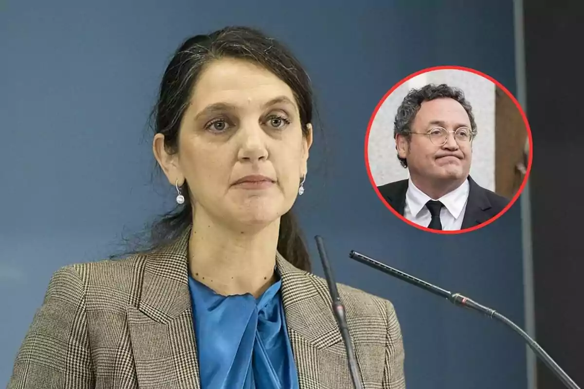 Mujer de cabello oscuro y saco a cuadros hablando frente a micrófonos con la imagen de un hombre de gafas y traje dentro de un círculo rojo en la esquina superior derecha