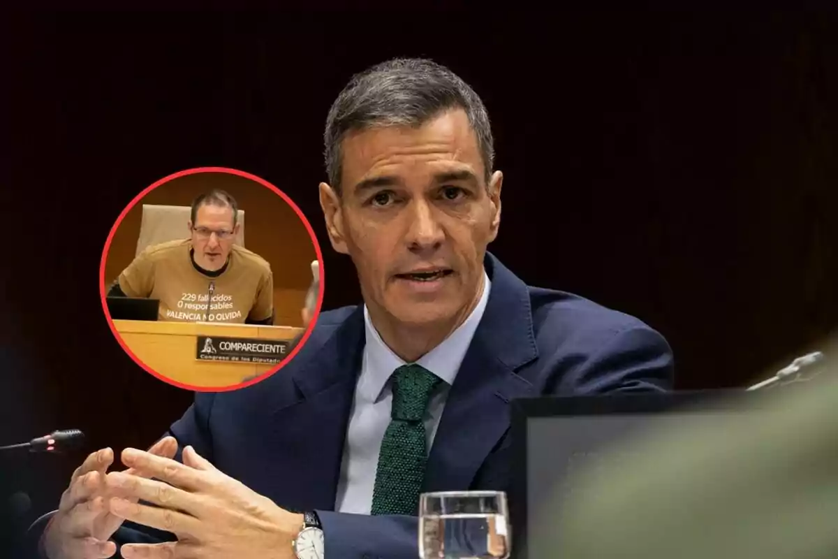 Hombre de traje hablando en una comparecencia con un recuadro que muestra a otra persona usando una camiseta marrón con un mensaje y sentado frente a un micrófono