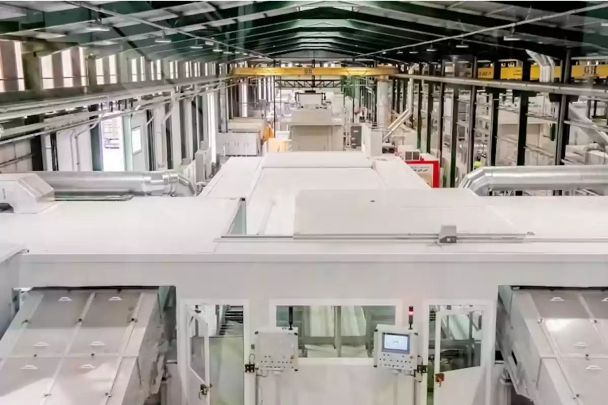 Vista interior de una fábrica moderna con maquinaria industrial y sistemas automatizados Vista interior de una fábrica moderna con maquinaria industrial y sistemas automatizados