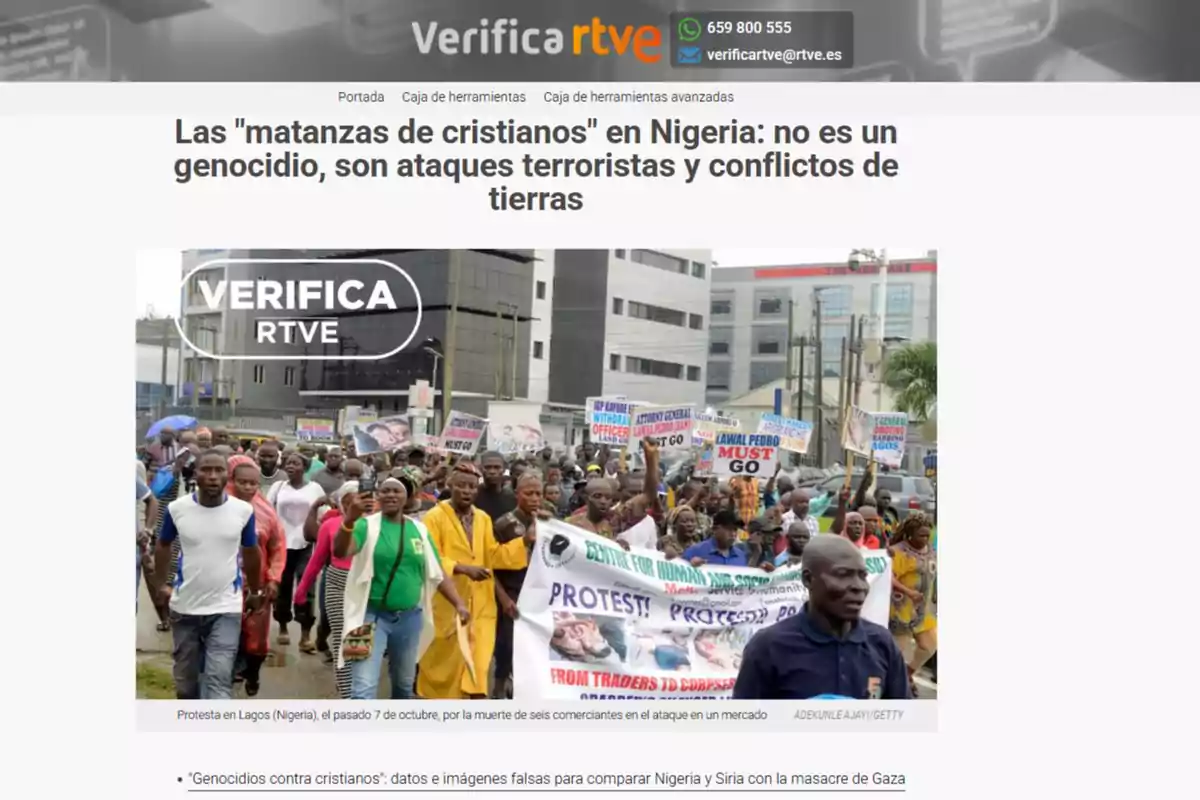 Grupo de personas marchando en una protesta en una ciudad con pancartas y edificios modernos al fondo Grupo de personas marchando en una protesta en una ciudad con pancartas y edificios modernos al fondo