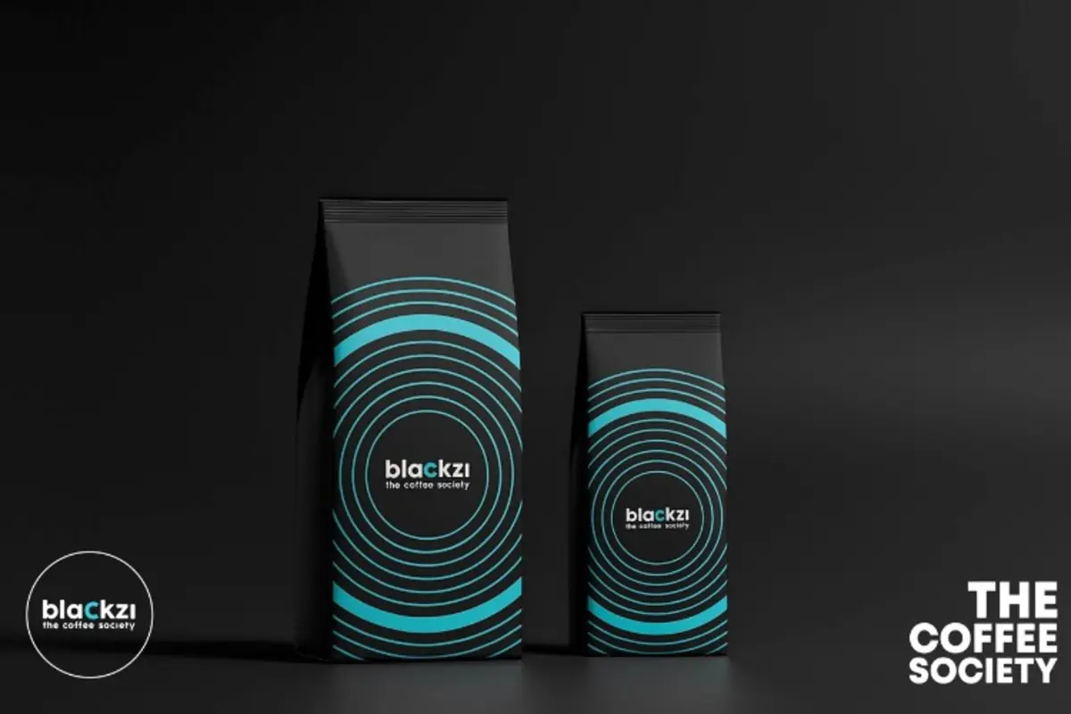 Dos bolsas de café de la marca blackzi con diseño de círculos azules sobre fondo negro y el texto THE COFFEE SOCIETY en la esquina inferior derecha