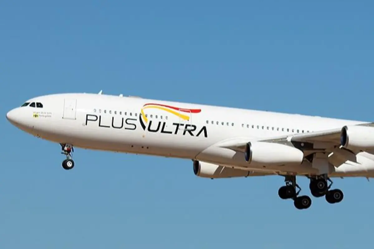 Avión de la aerolínea Plus Ultra despegando con el tren de aterrizaje extendido bajo un cielo despejado