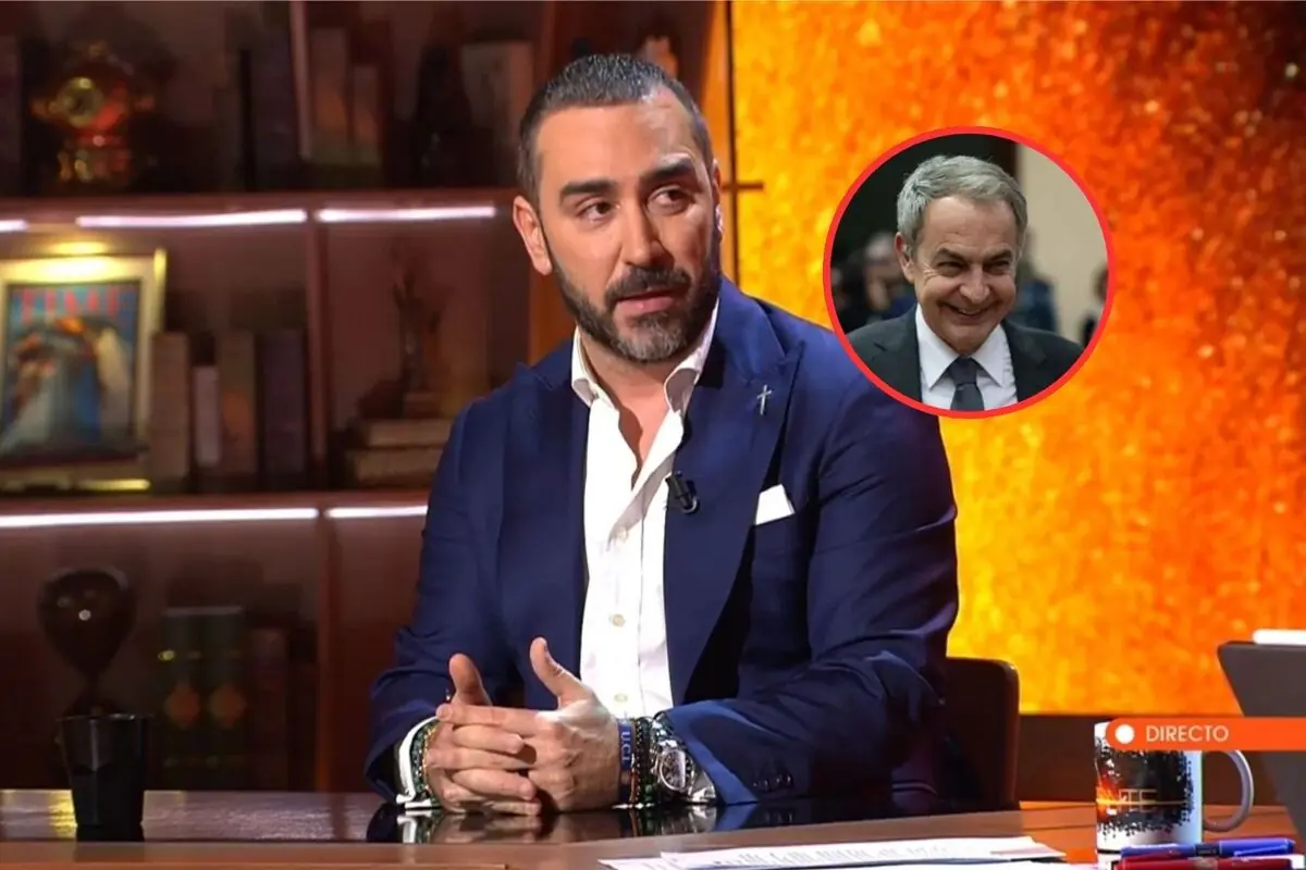 Presentador de un programa de televisión en un plató con estanterías al fondo mientras en pantalla aparece un recuadro circular con la foto de otro hombre mayor sonriente