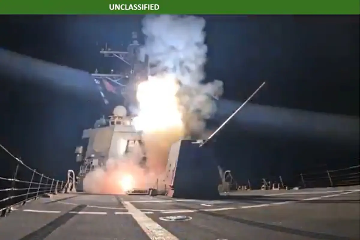 Buque de guerra lanzando un misil en la noche con una gran llamarada y humo desde la cubierta Buque de guerra lanzando un misil en la noche con una gran llamarada y humo desde la cubierta