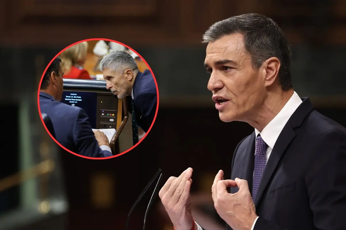 Un hombre de traje hablando apasionadamente en un podio con un círculo insertado que muestra a dos personas conversando en un entorno parlamentario