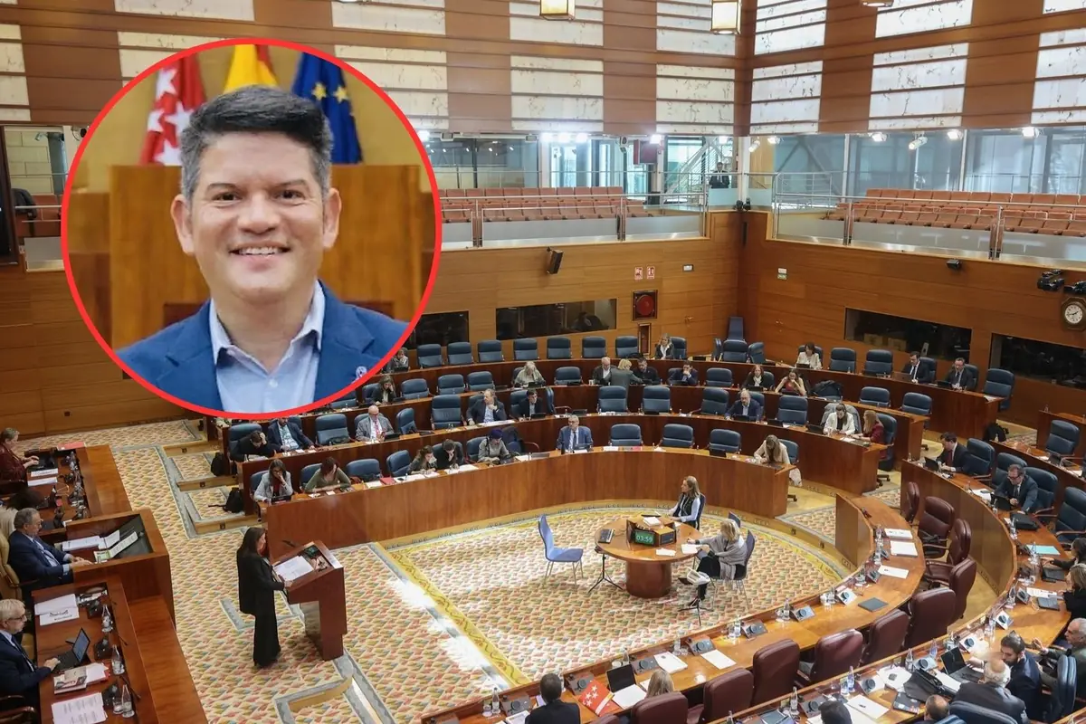 Retrato de un hombre sonriente enmarcado en un círculo rojo sobre una fotografía de un parlamento con escaños semicirculares y varias personas reunidas en sesión