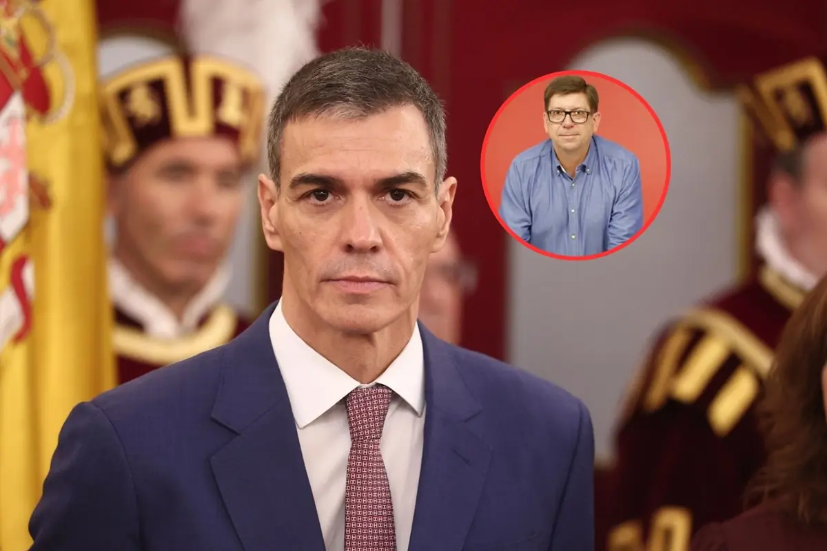 Hombre de traje azul y corbata roja en un evento formal con fondo de personas uniformadas y un recuadro circular con otro hombre de camisa azul