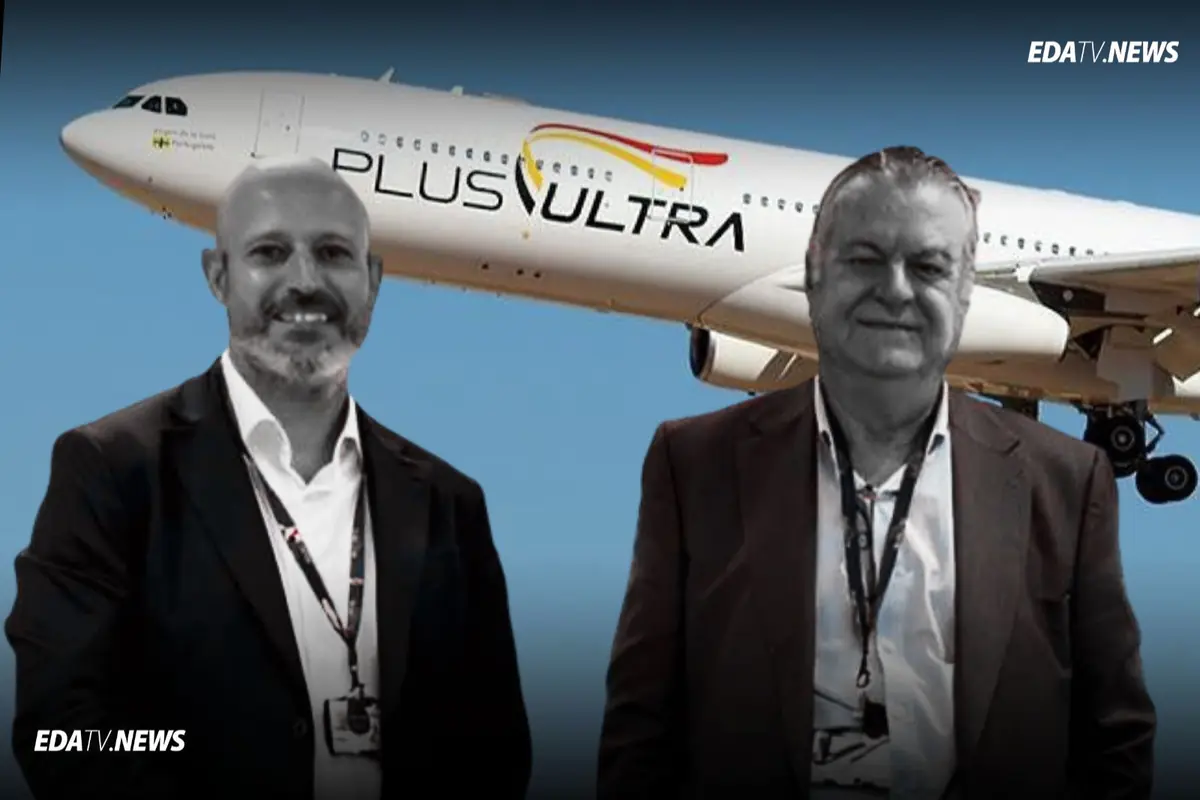 Dos hombres con gafetes posan frente a un avión de la aerolínea Plus Ultra sobre un fondo azul con el logotipo de EDATV NEWS en la esquina superior derecha