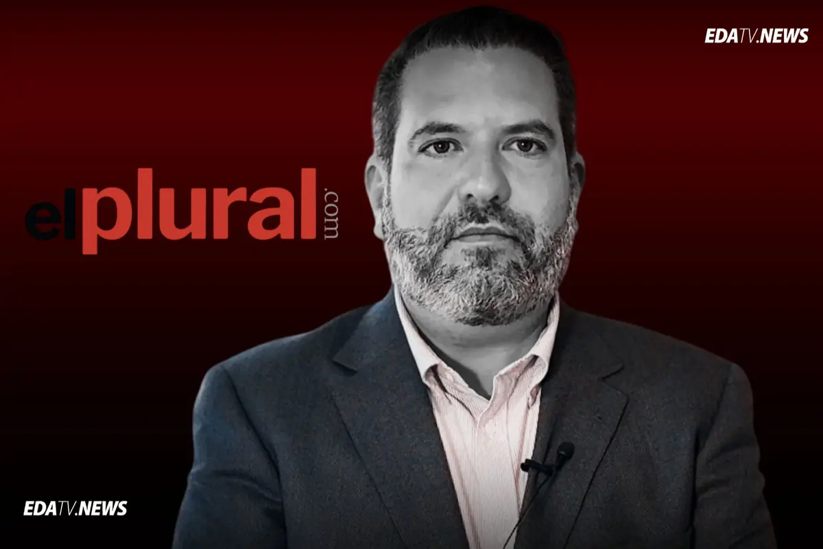 Retrato en blanco y negro de un hombre con barba y traje frente a un fondo rojo con el logotipo elplural com y la marca EDATV NEWS