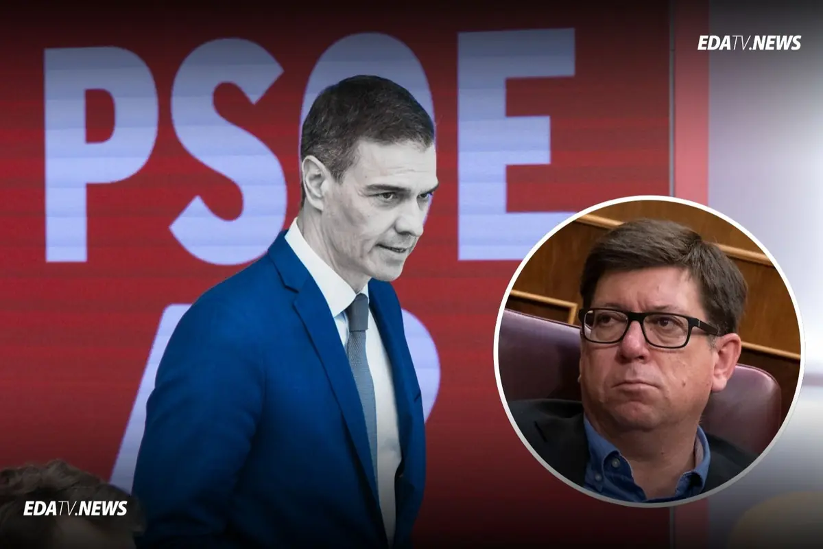 Un hombre con traje azul camina frente a un fondo rojo con letras grandes mientras en la esquina aparece el rostro de otro hombre con gafas y expresión seria