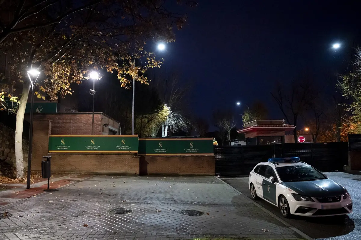 Patrulla de la Guardia Civil estacionada frente a la Comandancia de Madrid durante la noche
