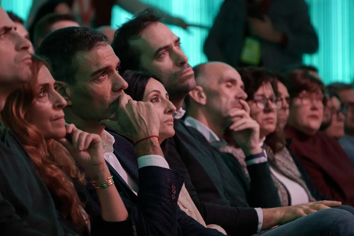 Grupo de personas sentadas en un auditorio observando con gesto serio y concentrado lo que ocurre frente a ellas