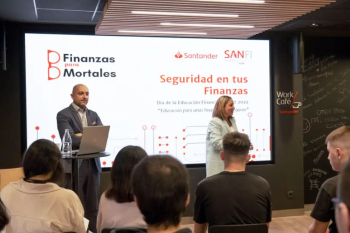 Personas asistentes a una charla sobre seguridad en las finanzas en un espacio de formación financiera de Banco Santander
