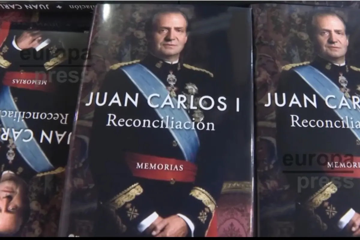 Portadas del libro titulado Juan Carlos I Reconciliación memorias apiladas en una mesa