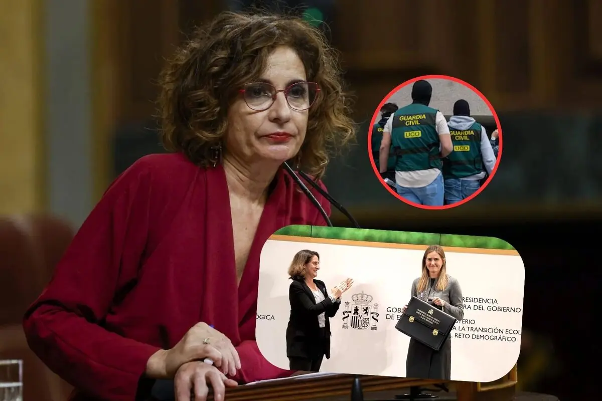 Mujer de cabello rizado y gafas rojas hablando en un podio con dos imágenes superpuestas, una de agentes de la Guardia Civil de espaldas y otra de dos mujeres en un acto oficial del gobierno de España