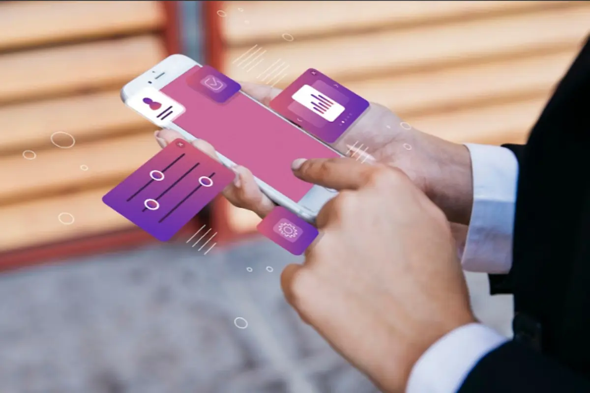 Persona usando un teléfono inteligente con gráficos digitales flotando sobre la pantalla que representan diferentes funciones de una aplicación