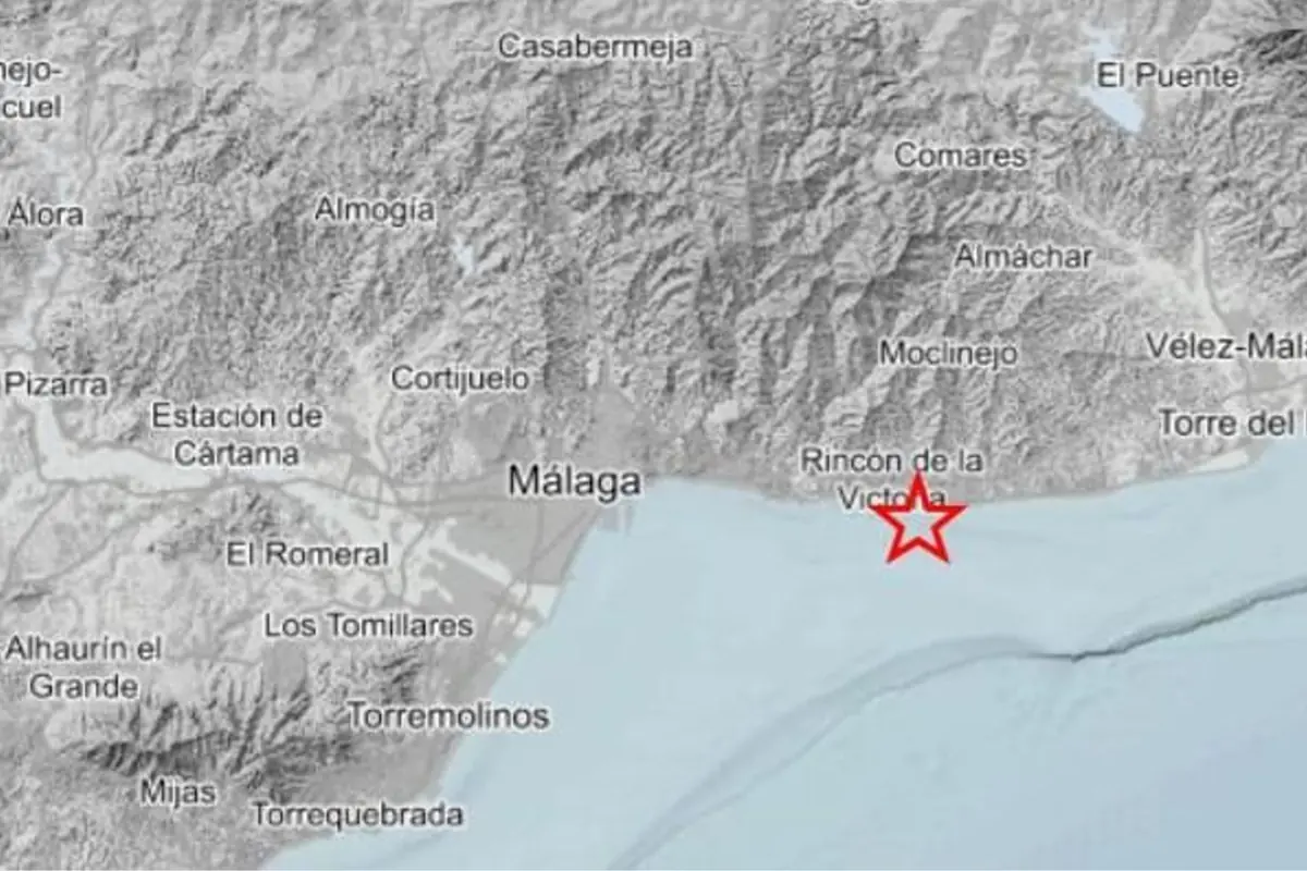 Mapa de la provincia de Málaga con una estrella roja cerca de la costa en Rincón de la Victoria indicando un punto de interés en el mar