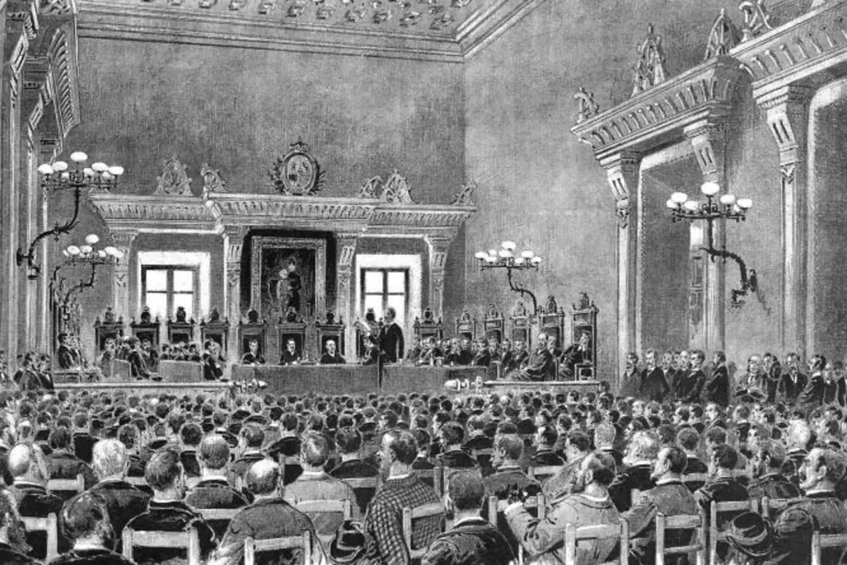 Ilustración en blanco y negro de una sala de tribunal antigua llena de personas con jueces sentados al frente y público observando el juicio