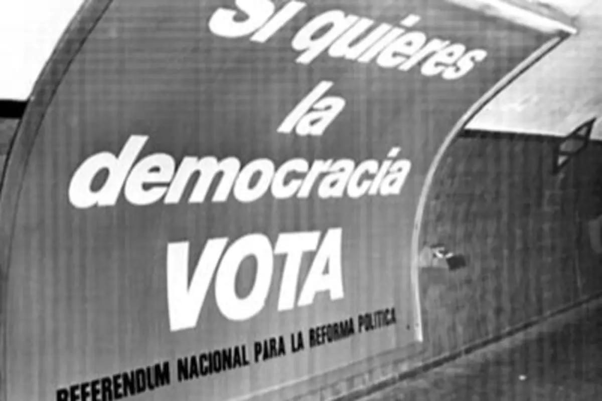 Cartel en blanco y negro con el mensaje Si quieres la democracia vota referente a un referéndum nacional para la reforma política