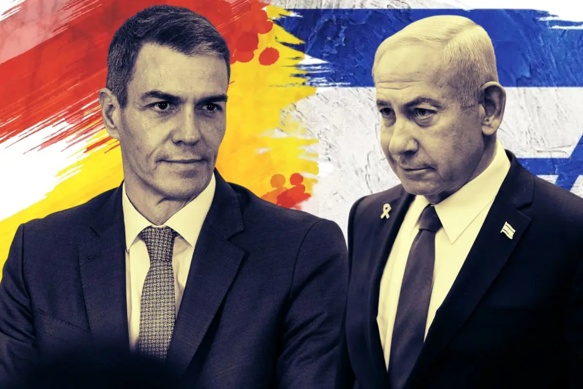 Dos hombres con traje frente a los colores de las banderas de España e Israel