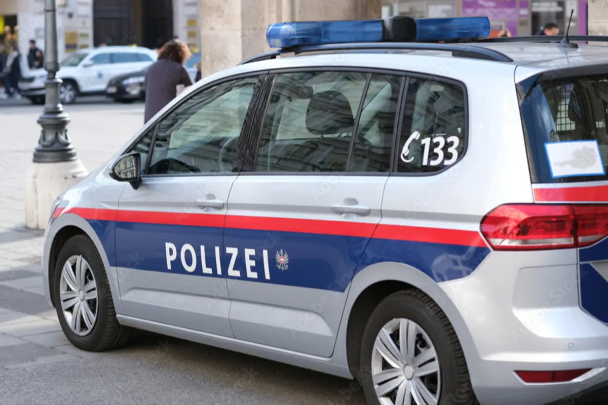 Coche patrulla de la policía austriaca estacionado en una calle urbana